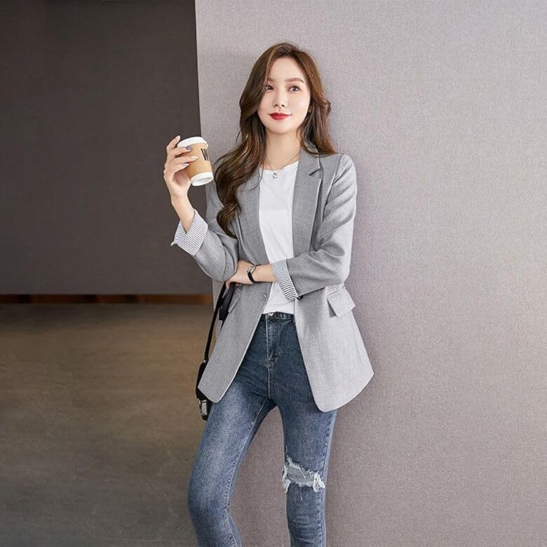 Đây là cách diện áo blazer đơn giản, quen thuộc mà không bao giờ lỗi mốt, kết hợp quần jeans và áo phông năng động với blazer thanh lịch giúp cân bằng tổng thể hình ảnh trông giản dị mà vẫn lịch sự.