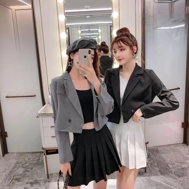 Đổi sáng blazer dáng ngắn với chân váy xếp ly sẽ khiến các nàng trông ngọt ngào và trẻ trung hơn khi đi bên chàng.