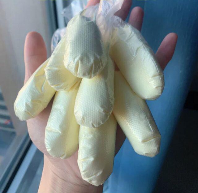 Đóng gói sữa bột vào găng tay có thể giúp các mẹ bỉm thuận tiện mang đi.