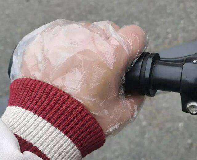Đeo thêm găng tay dùng một lần sẽ giúp cản bớt gió, giữ ấm cho đôi tay trong những ngày lạnh.