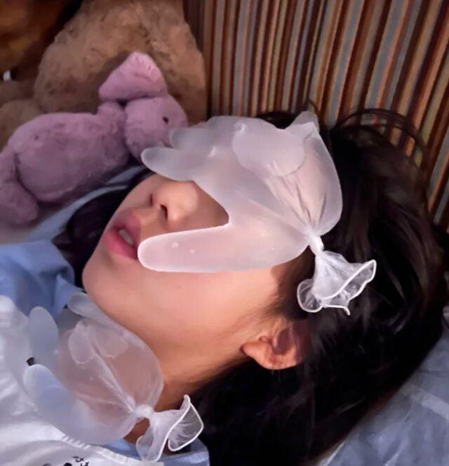 Cho nước vào găng tay và buộc kín lại rồi đắp lên trán, bạn sẽ có ngay miếng dán hạ sốt tự làm giá rẻ.