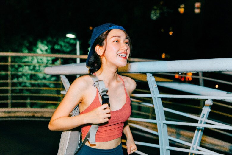 Đi bộ buổi tối có thể ngăn ngừa tích tụ chất béo, ít gây áp lực lên xương khớp.