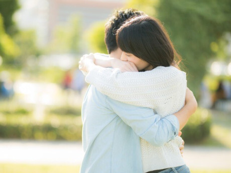 Cậu bé 14 tuổi lén ăn "trái cấm" với chị gái hàng xóm, thái độ của người mẹ khiến bác sĩ bất ngờ