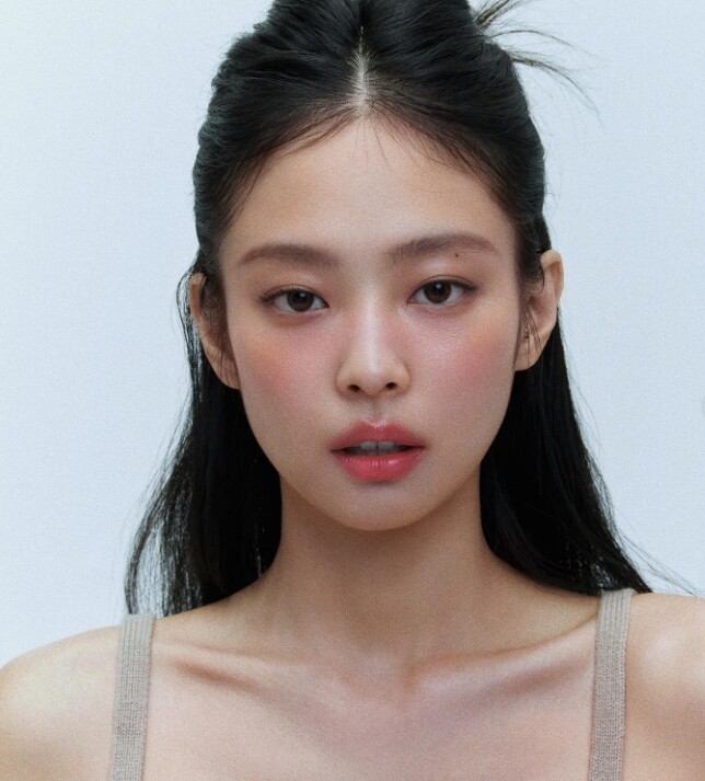 Nữ idol người Hàn Jennie cũng buộc tóc nửa đầu nhưng cô buộc cao và làm phồng chân tóc để giúp đầu trông tròn và tóc bồng bềnh, tạo hiệu ứng hack tuổi dễ dàng. 