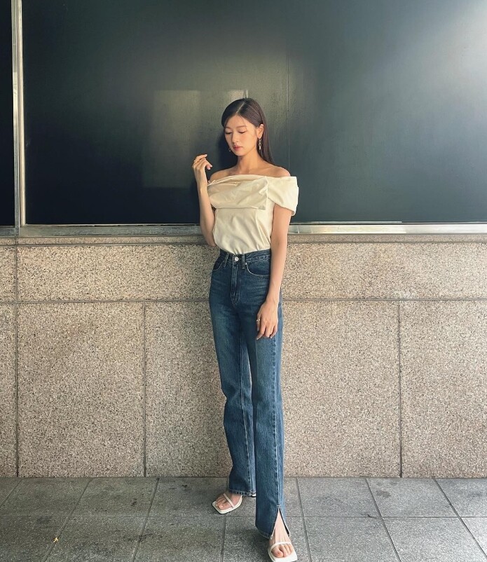 Quần jeans với đường cắt ở ống quần trông lạ mắt và phong cách hơn so với quần thông thường.