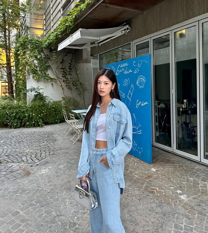 Cô mặc áo crop top hơi hở eo cùng set đồ denim đậm phong cách Y2K khỏe khoắn và pha chút gợi cảm.