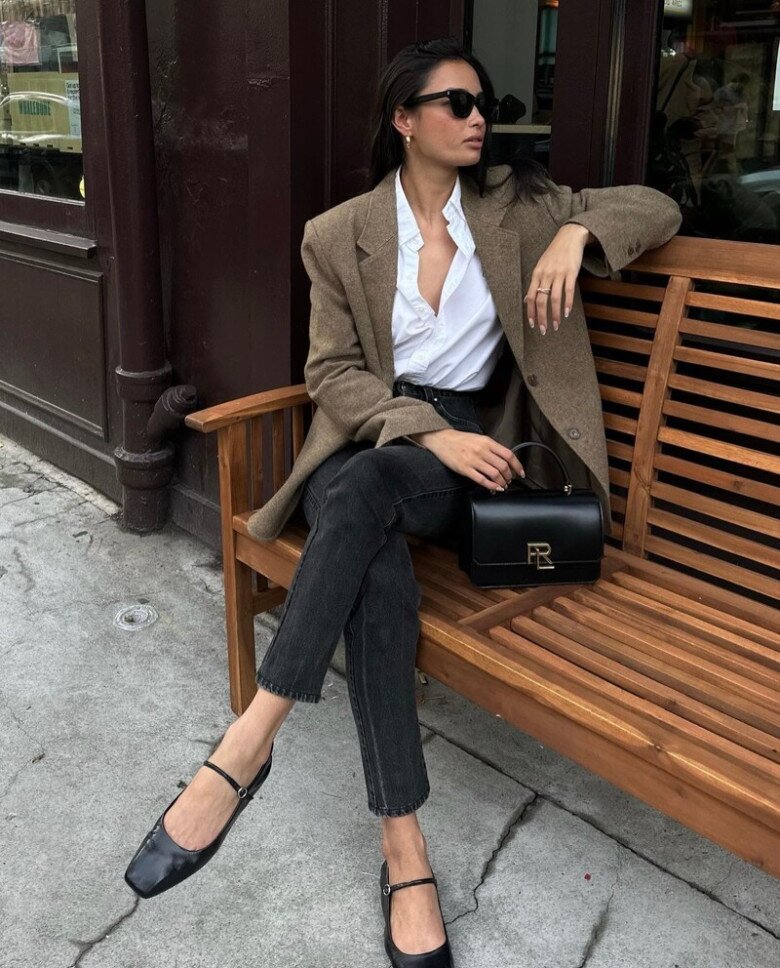 Giày Mary Jane nữ tính diện cùng quần jeans và áo khoác blazer sẽ làm mềm mại outfit hơn.