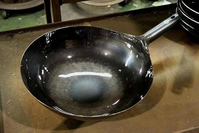 Phải kiểm tra kỹ chất lượng và nhãn sản phẩm trên chảo trước khi mua.