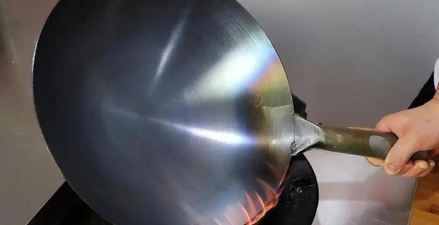 Có thể đun nóng chảo để kiểm tra xem có mùi hay khói bất thường hay không.