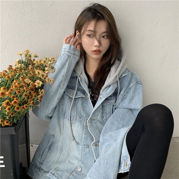 Phần mũ của áo hoodie sẽ càng tăng thêm cảm giác xếp lớp đầy tính thời trang.