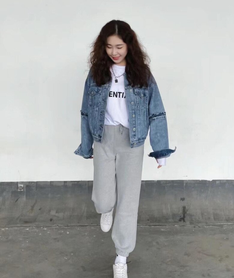 Quần thể thao năng động hoàn toàn phù hợp với áo khoác denim cá tính, tạo nên set đồ trẻ trung.