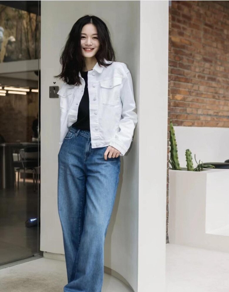 Thay vì bó mình trong denim xanh, chị em thử sang áo khoác denim trắng cũng rất thời thượng.