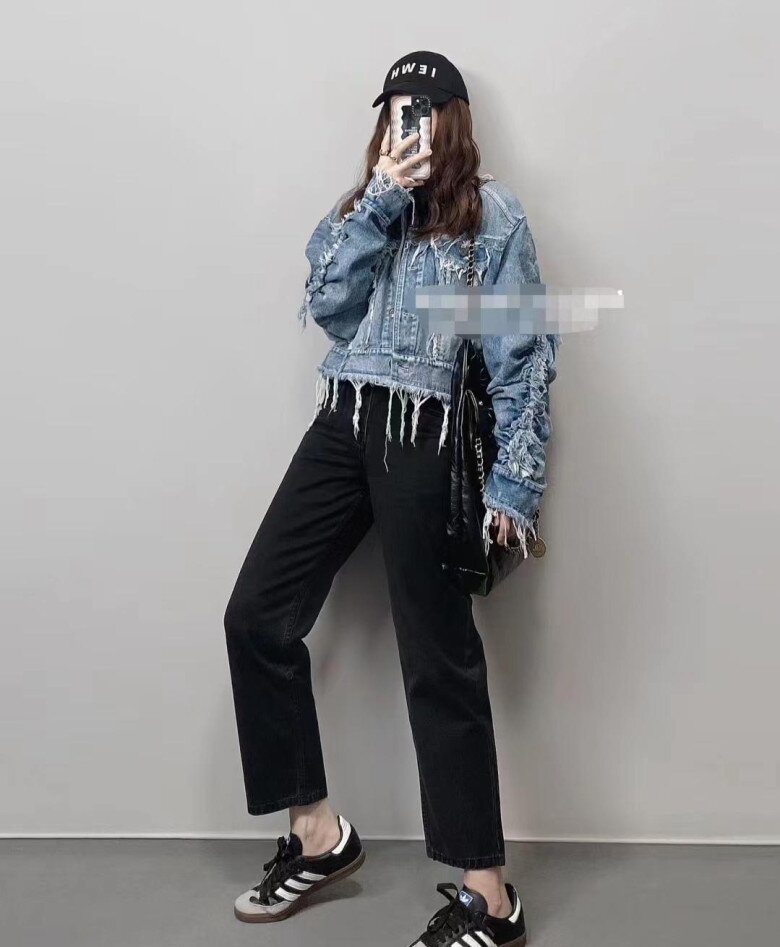 Quần jeans 9 tấc với độ dài trên mắt cá chân giúp nàng khoe chân thon dài.