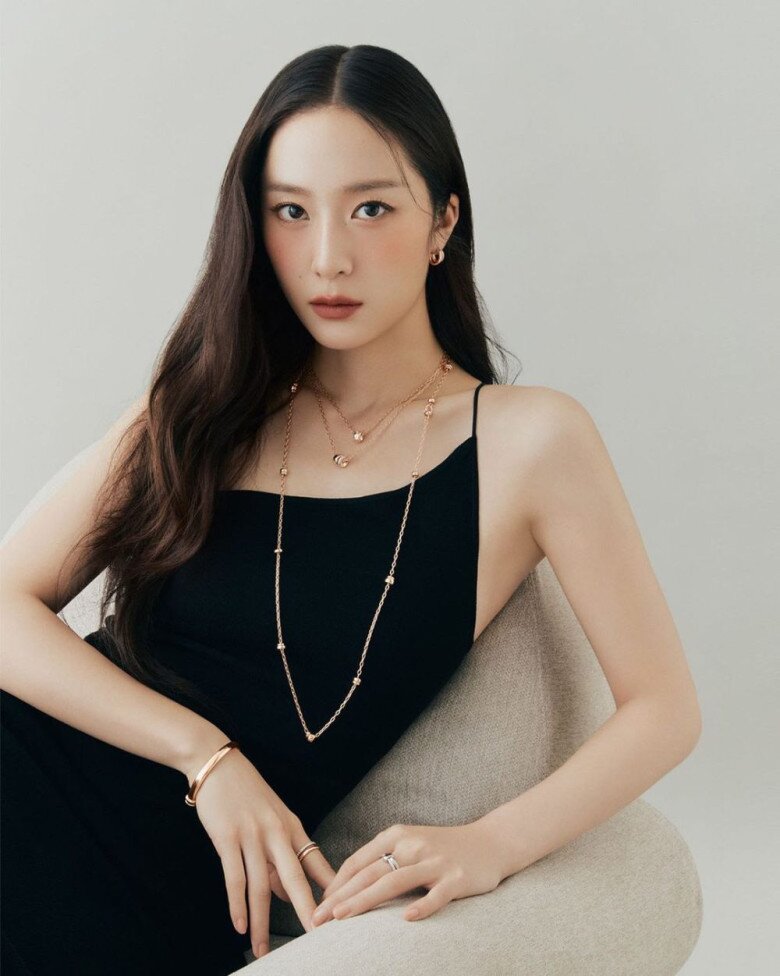 Nữ idol Kpop Krystal với sắc da lạnh, ánh mắt sắc lẹm và mái tóc thẳng đen dài cũng chính là người thuộc kiểu mùa đông.