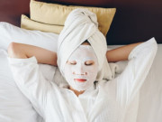 Đẹp - Chuyên gia làm đẹp tiết lộ 90% chị em mắc sai lầm này khi đắp mặt nạ, khiến da nổi mụn, ngày càng xỉn màu