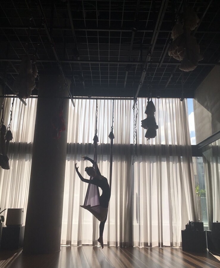 Karina đam mê bộ môn yoga bay để có tư thế chuẩn đẹp.