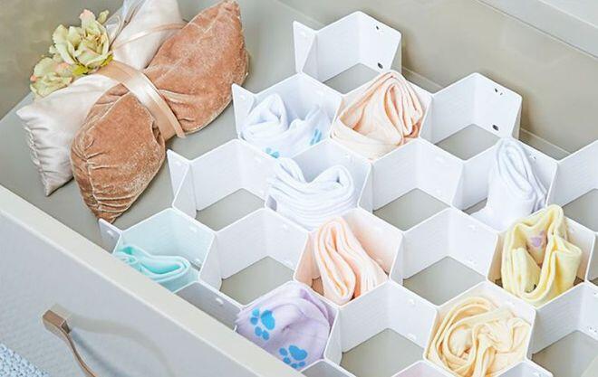 Hộp chia ngăn nhỏ để cất đồ nội y và tất trong ngăn kéo khiến nhiều chị em cảm thấy gọn gàng.