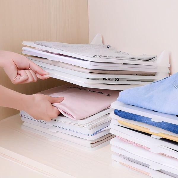 Khay xếp quần áo tạo cảm giác xếp đồ gọn gàng và dễ lấy đồ hơn.
