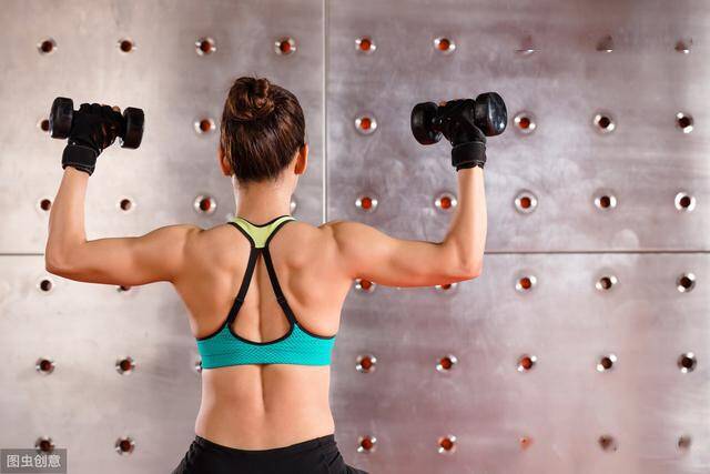 Phụ nữ trung niên và người cao tuổi nên tập luyện cơ lưng. Chỉ khi lưng thon gọn hơn thì hình dáng khuôn mặt của bạn mới thay đổi, đồng thời trông bạn cũng sẽ gọn gàng hơn. 