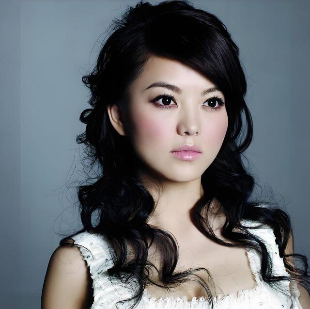 Nữ MC Li Xiang nổi tiếng với gương mặt sắc nét, đôi mắt sáng to tròn.