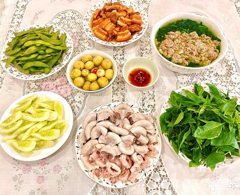 Tràng lợn luộc, canh cua mồng tơi, ba chỉ kho, dưa chuột, cà muối.