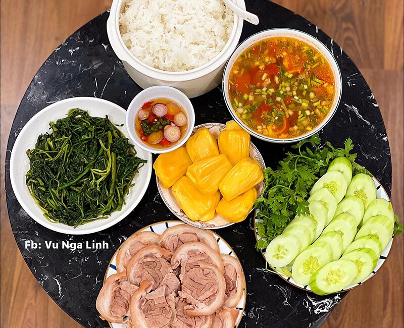 Thịt chân giò luộc - Canh chua thịt bằm 
 - Rau muống xào tỏi.