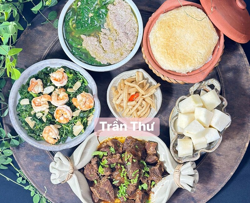 Bò kho, cải xoăn xào tôm, canh cua, củ cải muối.