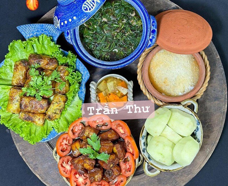 - Sườn kho mật mía - Nem rán - Canh rau dền - Cơm thố - Táo xanh. (Ảnh: Anh Thư)