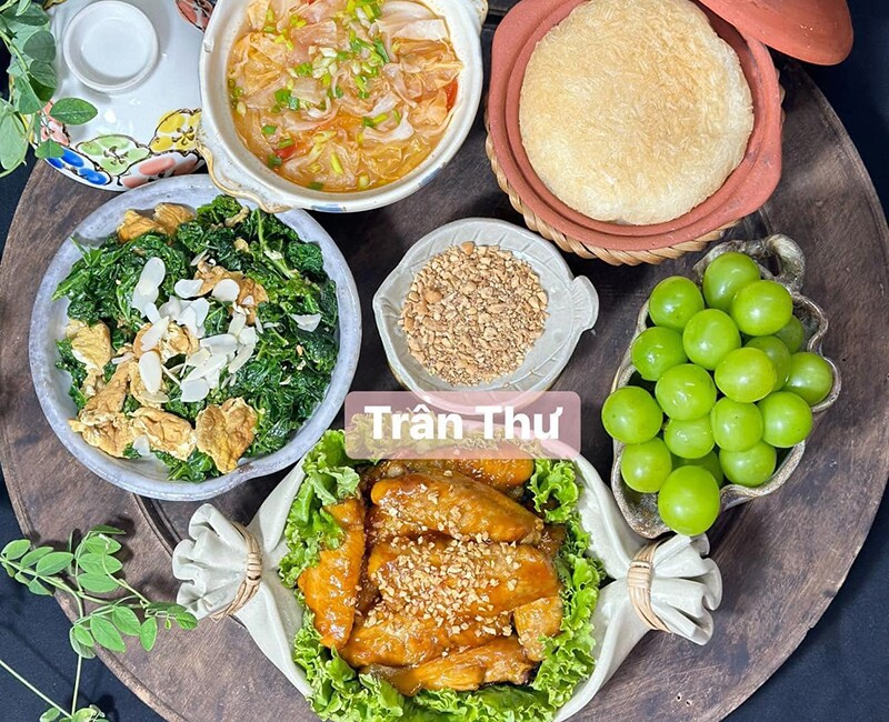 Cải xoăn xào trứng, cánh gà sốt, canh cải thảo.