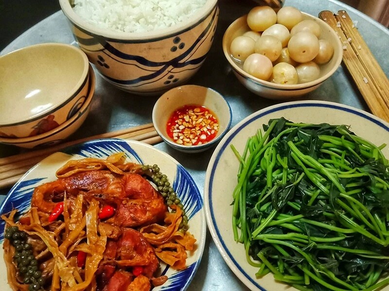 Cá kho tiêu, rau lang luộc, cà muối.