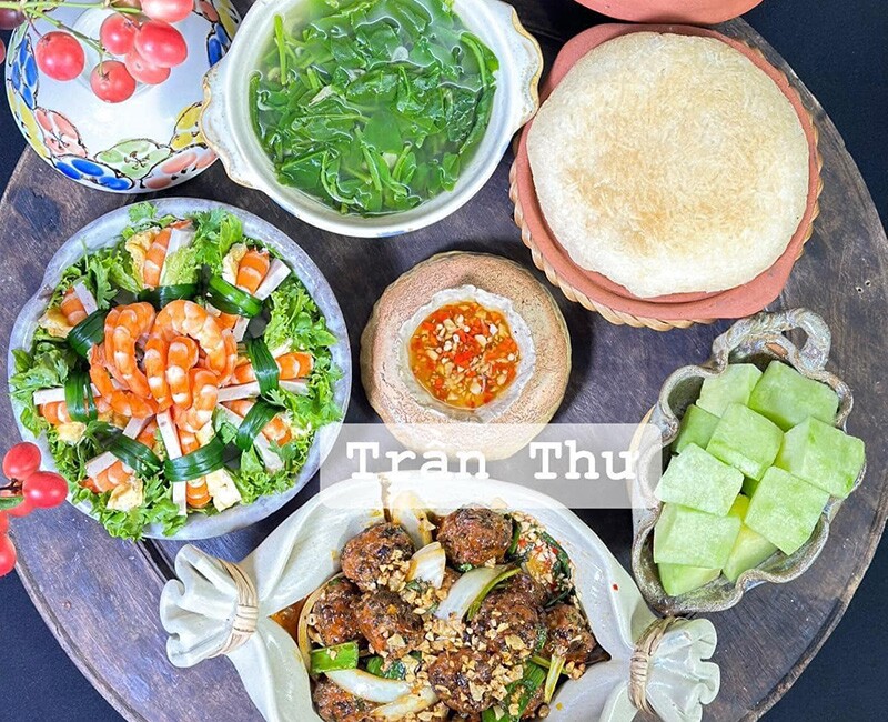 Tôm cuộn rau, canh mồng tơi, thịt viên.