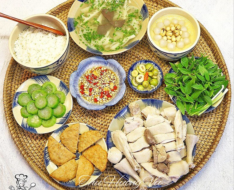 Vịt luộc, chả cá, canh măng tiết, mướp luộc, sung muối.