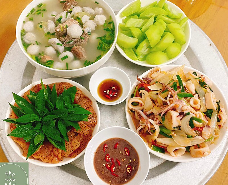 Mực xào, canh khoai sọ, sứa đỏ, su su luộc (Ảnh: Thu Sang)