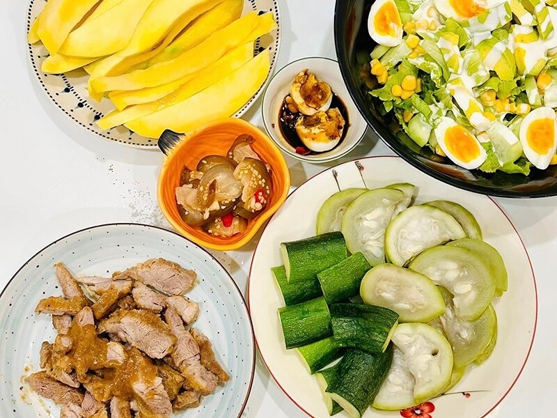 Thịt rán, salad trứng, bầu - bí ngòi luộc.