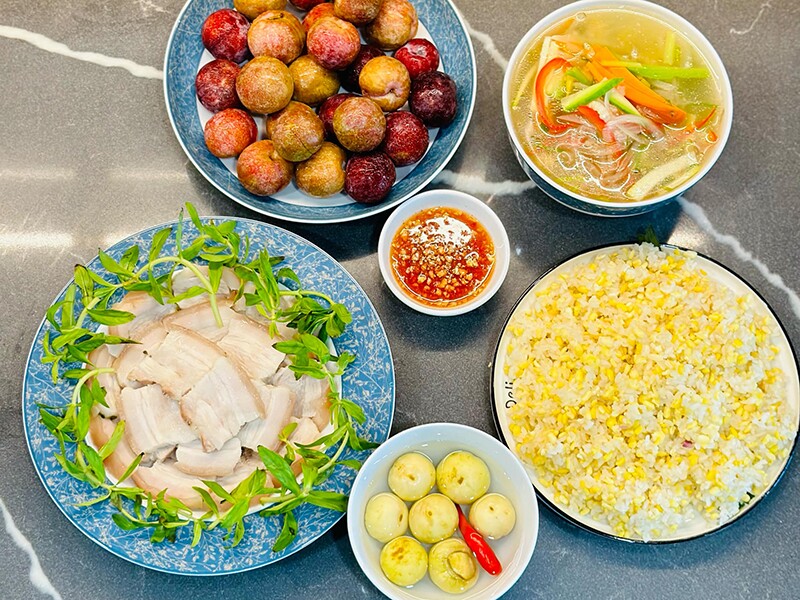 Thịt luộc - canh chua - xôi - cà muối.