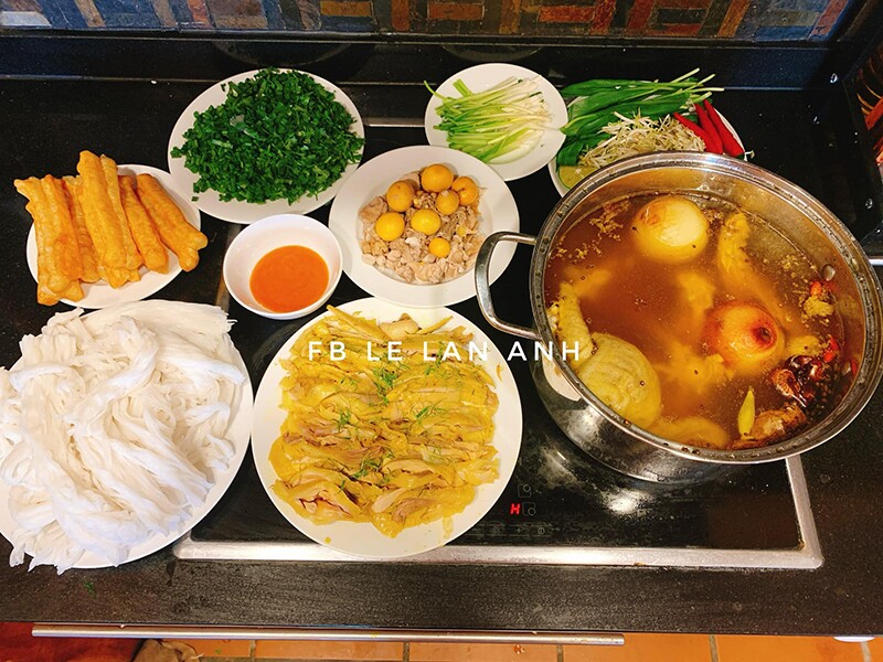 Phở gà tràng trứng.