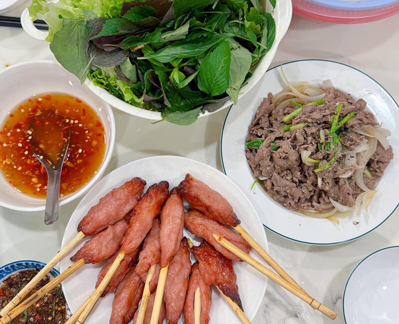 Bò xào, nem nướng ăn với bún.