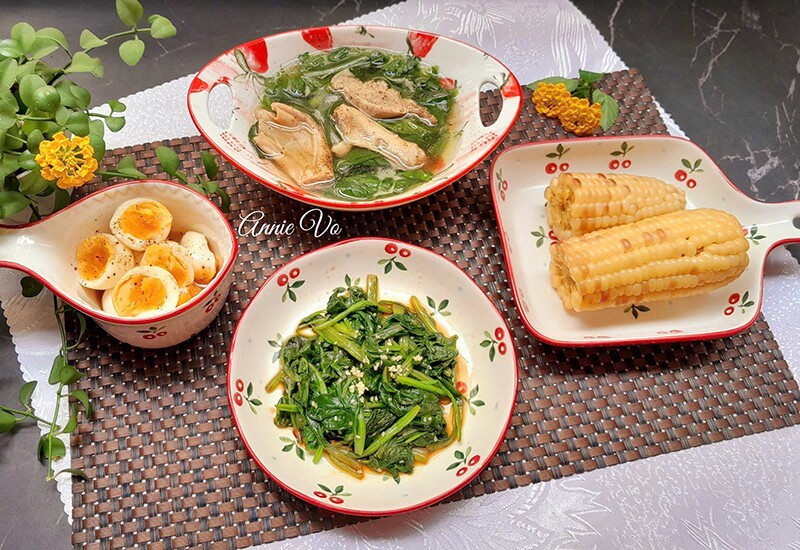 Trứng gà luộc lòng đào  - Cải bó xôi xào tỏi - Canh cải bó xôi nấu xương vịt - Bắp/Ngô nếp.