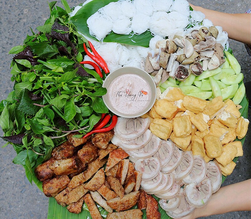 Bún đậu mắm tôm với các món: Thịt luộc, đậu rán, chả cốm, nem rán, lòng dồi luộc.