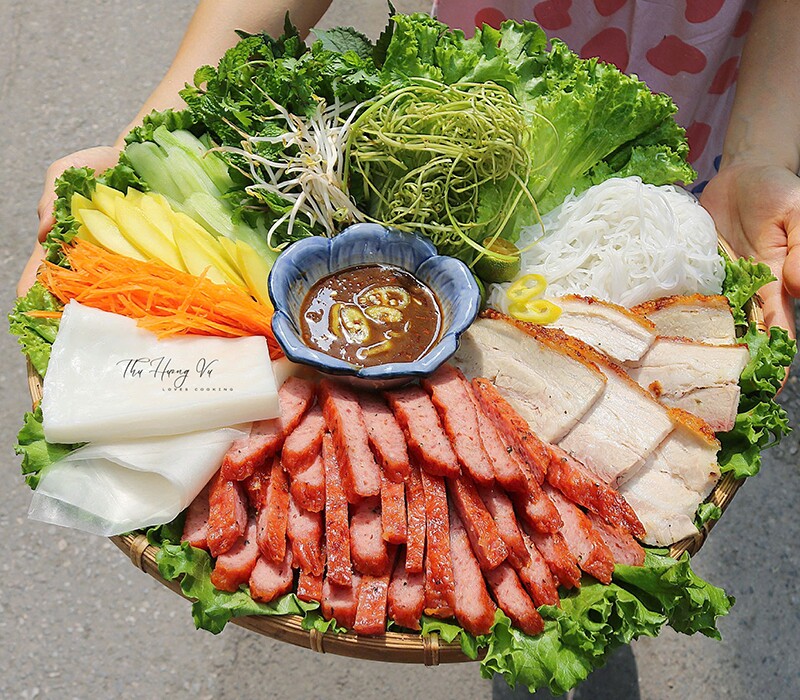 Mẹt bánh tráng cuốn thịt heo, chả chiên.