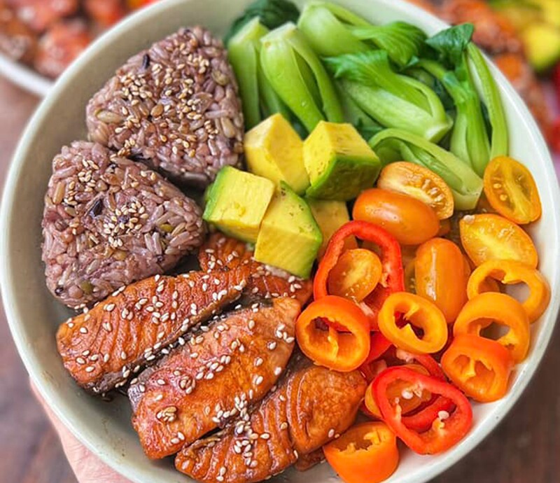 - Cơm lứt mix hạt - Cá hồi sốt teriyaki - Rau cải luộc, quả bơ, ớt ngọt, cà chua bi.