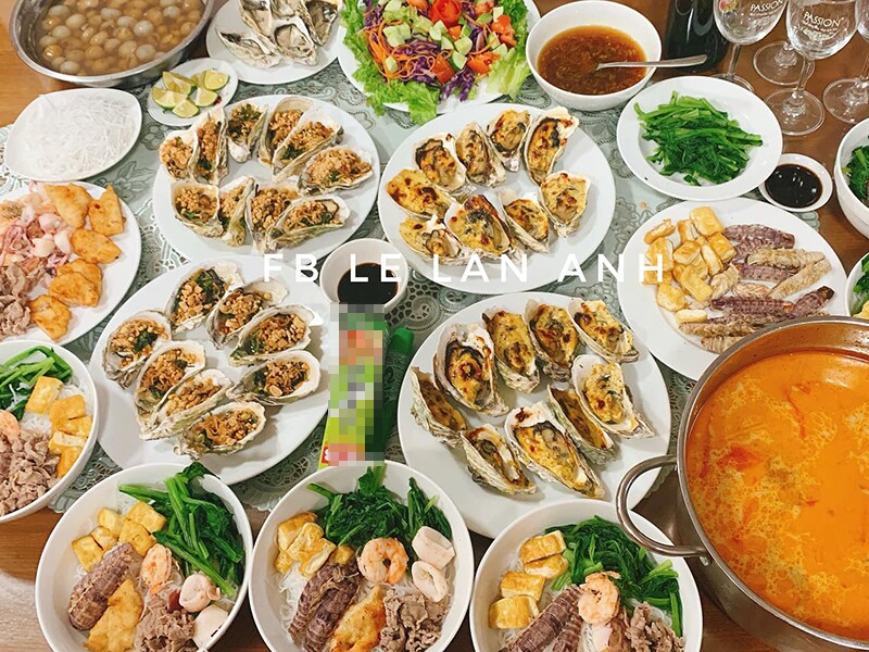 Bún thái hải sản, hàu nướng pho mai, hàu nướng mỡ hành, salat, tráng miệng chè sen long nhãn.