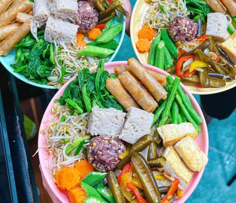 1 bữa ăn theo kiểu buffet chay: - Cơm lứt nắm hạt điều - Bún lứt lá - Ram tempeh - Tảo xoắn xào sả ớt - Đậu phụ chiên - Giá đỗ xào - Rau củ quả luộc: rau cải, đậu bắp, đậu đũa, cà rốt.