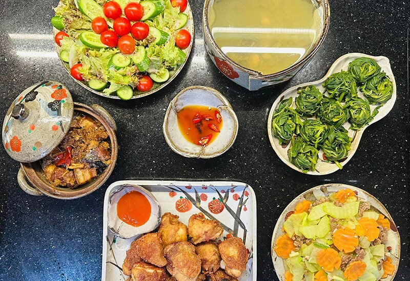 Thịt kho, gà chiên, salad dưa chuột, rau muống luộc, bò xào su su.