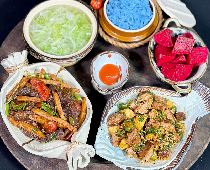 Bò xào khoai tây, thịt quay bì giòn trộn chua ngọt.