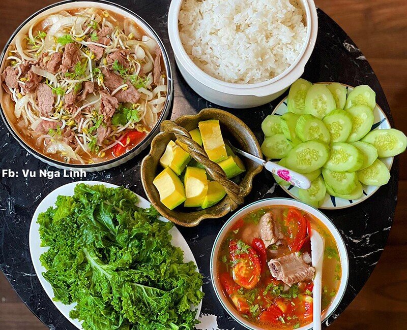 Thịt bò xào hành giá - Canh sườn nấu chua - Rau cải kale luộc.  (Ảnh Vũ Nga Linh)