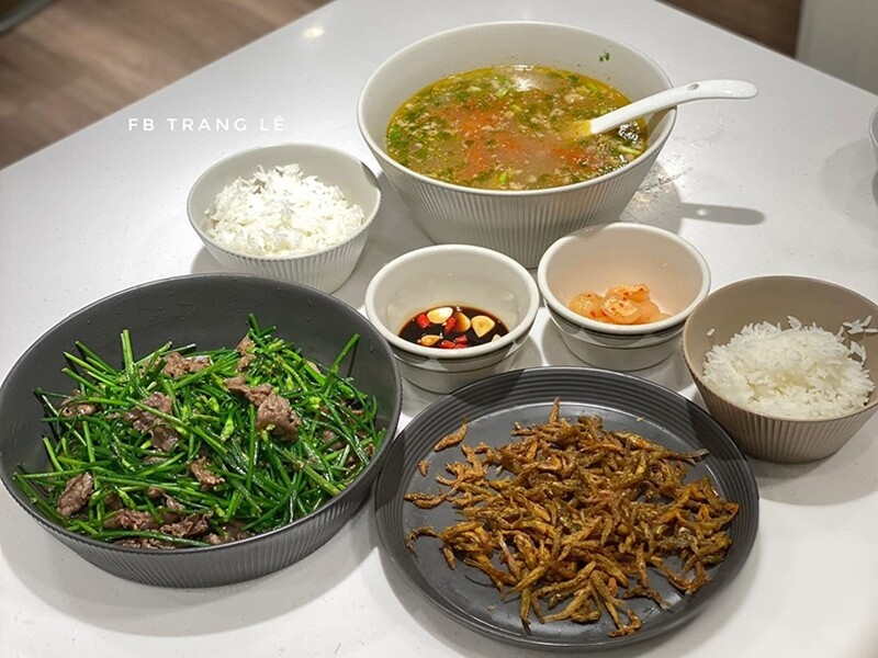 Bống sông chiên, bò xào hẹ, canh chua. Ảnh: Trang Lê)