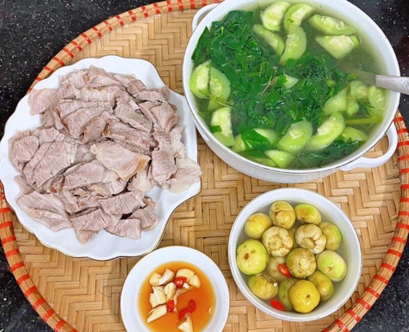 Bữa này có: Thịt luộc, canh mướp, cà muối.