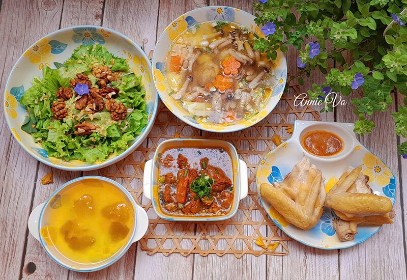 Cánh gà luộc - Bò kho - Salad trộn hạt óc chó - Canh súp nấm nấu gà - Nước tắc muối.