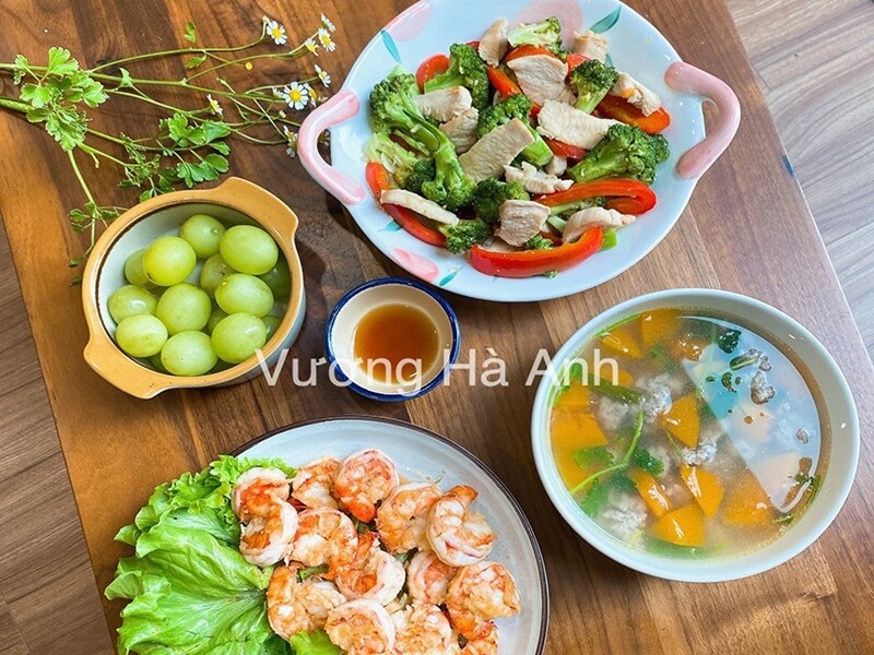 Thịt xào súp lơ, tôm chiên, canh bó đỏ.  (Ảnh: Vương Hà Anh) 